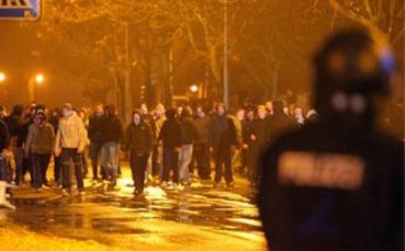 8 ранени полицаи и 33 задържани след мач в Германия
