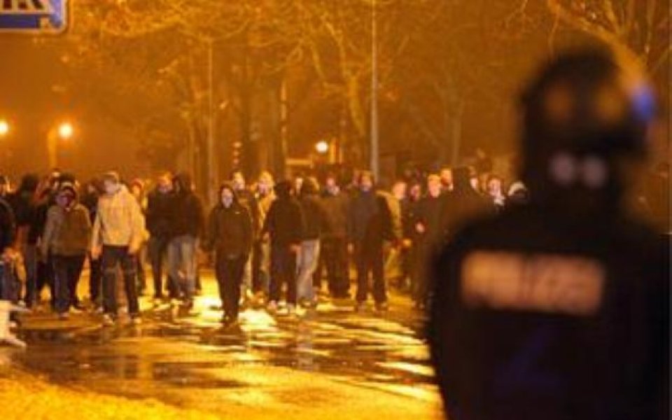 8 ранени полицаи и 33 задържани след мач в Германия