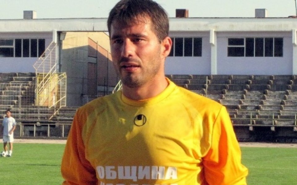 Тежък мач за българския вратар Йордан Господинов, получи пет гола от Пандури
