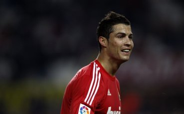 СНИМКА: Роналдо плува с делфини на Малдивите