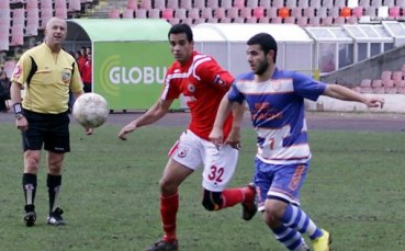 Платини вече е в Букурещ, крие се от новите си съотборници в самолета