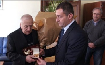 ВИДЕО: Позлатен часовник с герб за Абаджиев, него го боли за бг-щангите