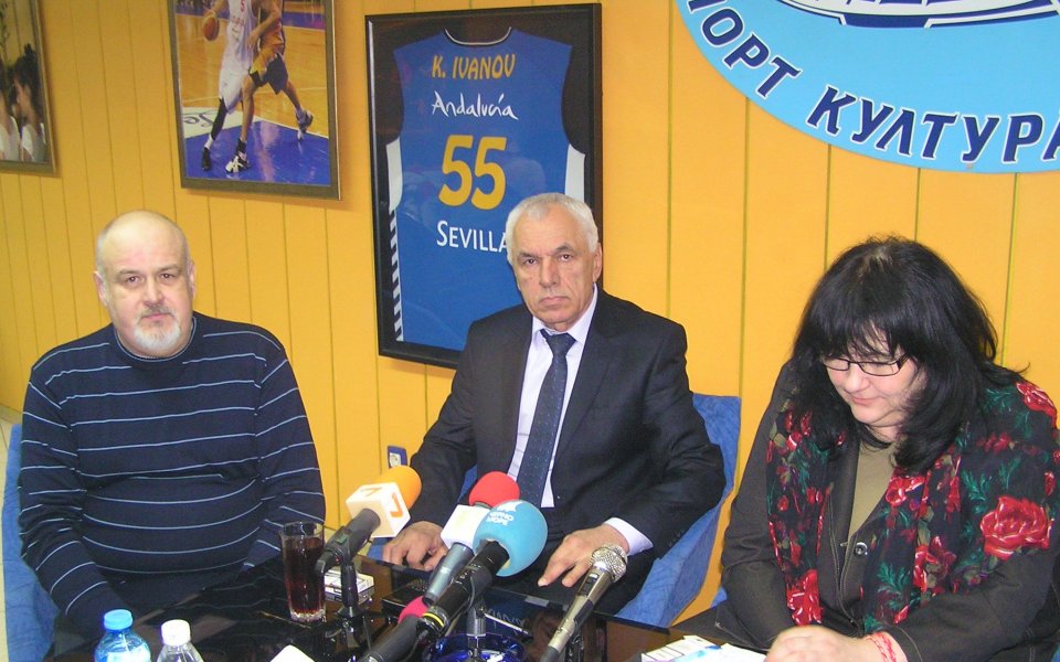 Близнаците Иванови дариха 10 000 евро на Черно море, преговорите с турската фирма продължават