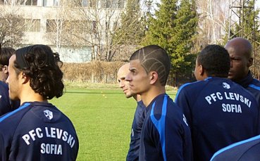 Снимки: Симеон Райков шокира Левски с нова прическа