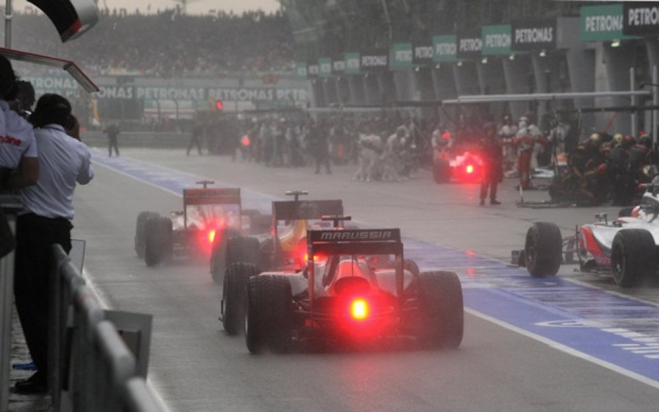 Формула 1 обмисля ограничение в горивото от 2015 г.