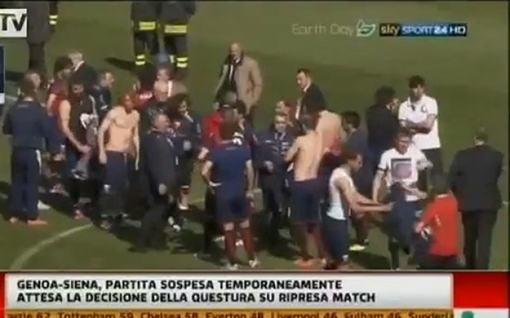 ВИДЕО: Истерия в Серия А: Фенове спряха мач, поискаха играчите да свалят фланелките