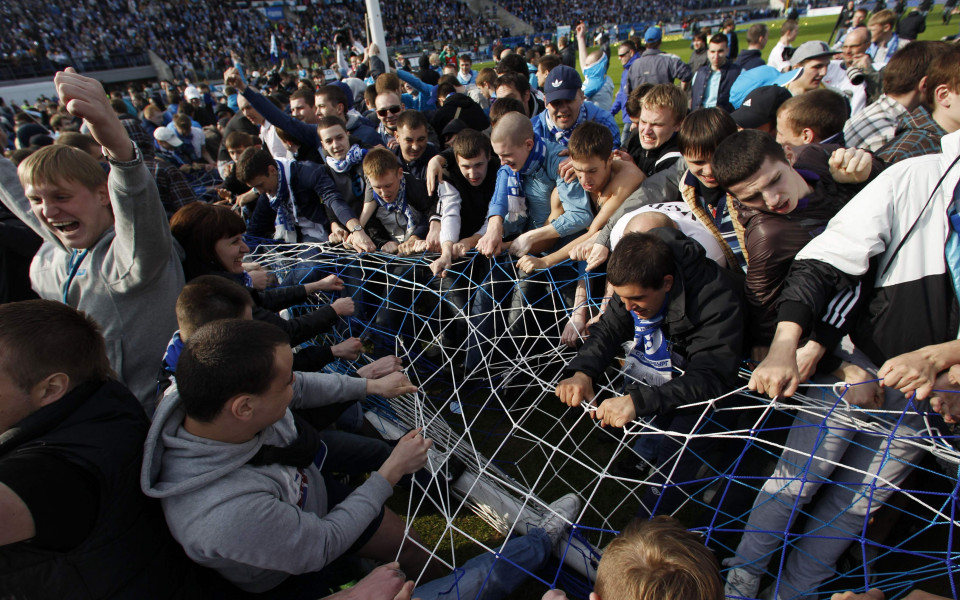 Феновете на Зенит вкараха отрязана свинска глава на стадиона