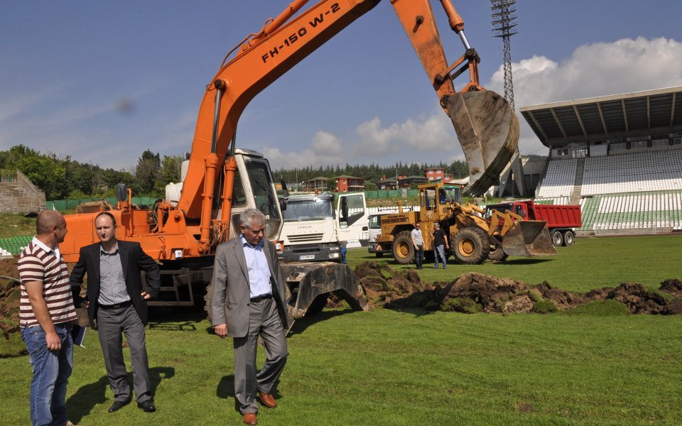 СНИМКИ: Европейски терен за стадион 