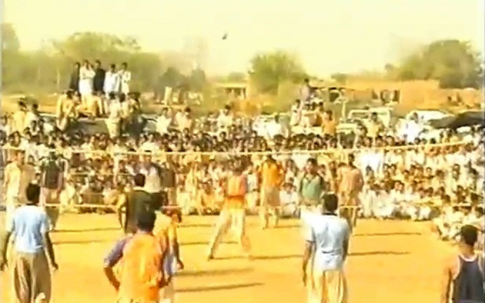 ВИДЕО: Вижте как играят волейбол в Пакистан