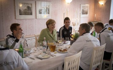 СНИМКИ: Ангела Меркел вечеря с националния отбор на Германия