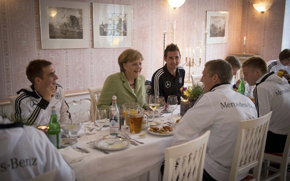 СНИМКИ: Ангела Меркел вечеря с националния отбор на Германия