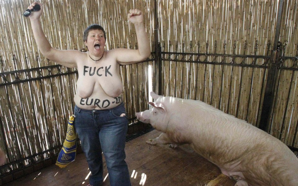 СНИМКИ: Жените от Femen не пожалиха и прасето Фунтик