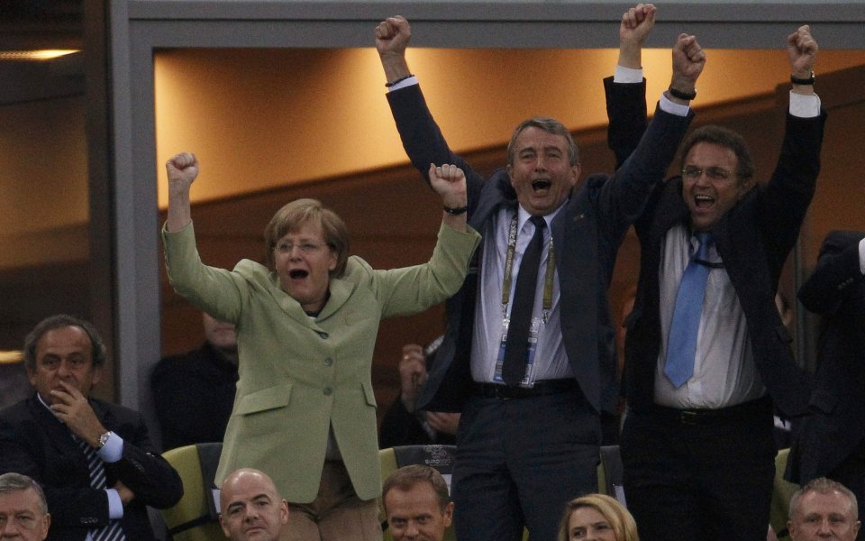 ВИДЕО и СНИМКИ: Радостта на Меркел при успеха на Германия над Гърция
