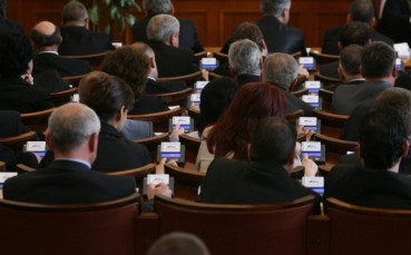 Кабинетът оцеля и при петия вот на недоверие