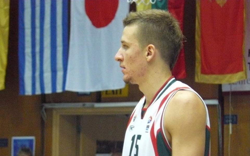 Две свежи попълнения за националния в Правец