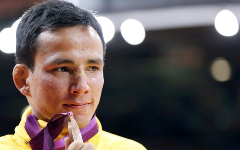 Бразилец строши медала си от Олимпиадата