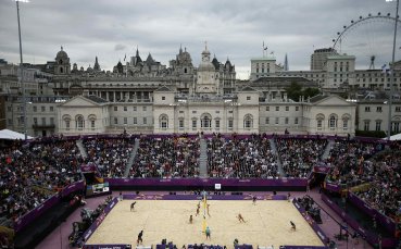 Две американски двойки ще спорят за титлата в турнира по плажен волейбол за жени