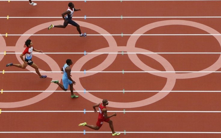 Американски лекоатлет бяга в щафетата със счупен крак