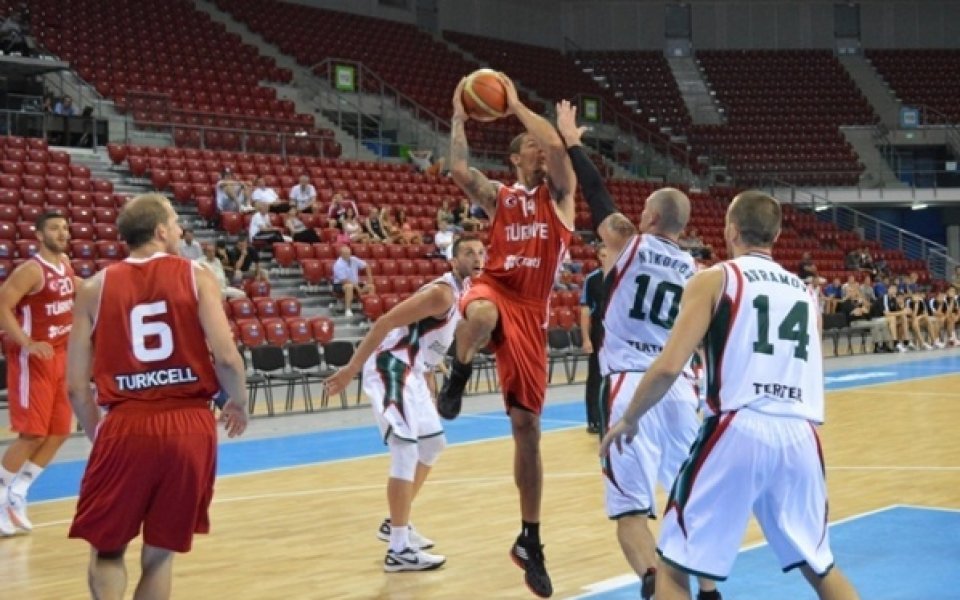 България с една тренировка в Баку