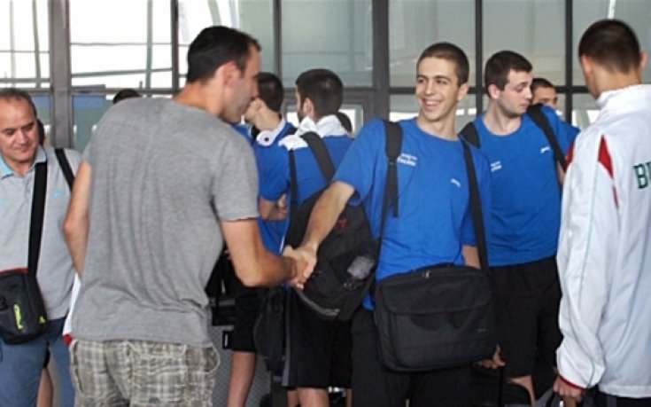 ВИДЕО: Тодор Стойков и Мис Национален отбор посрещнаха юношите