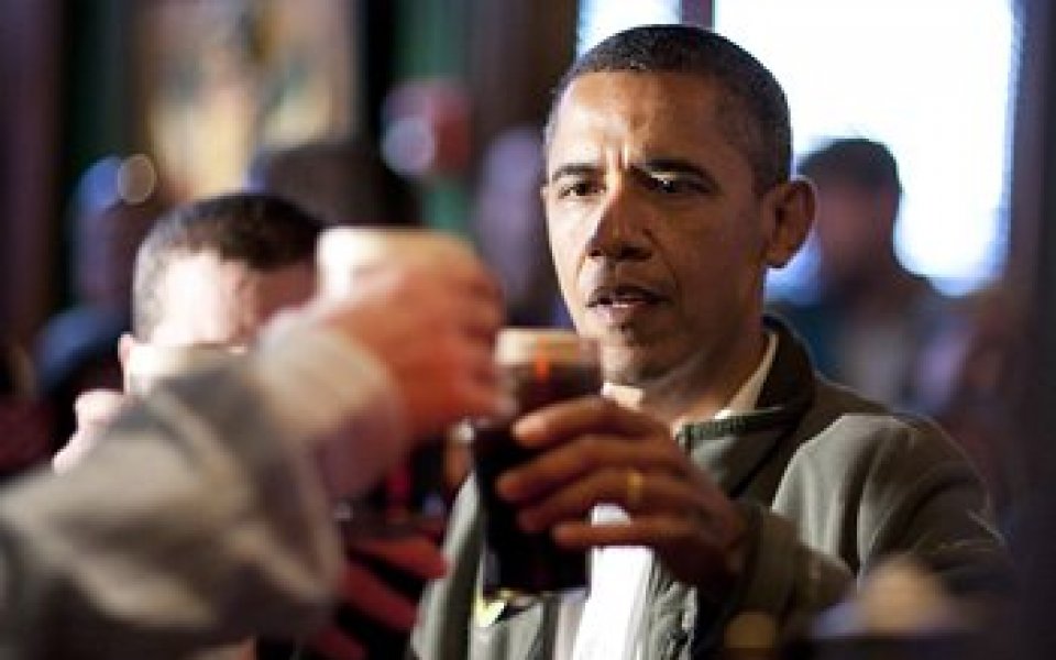 Президентът Обама пийва домашна биричка с мед