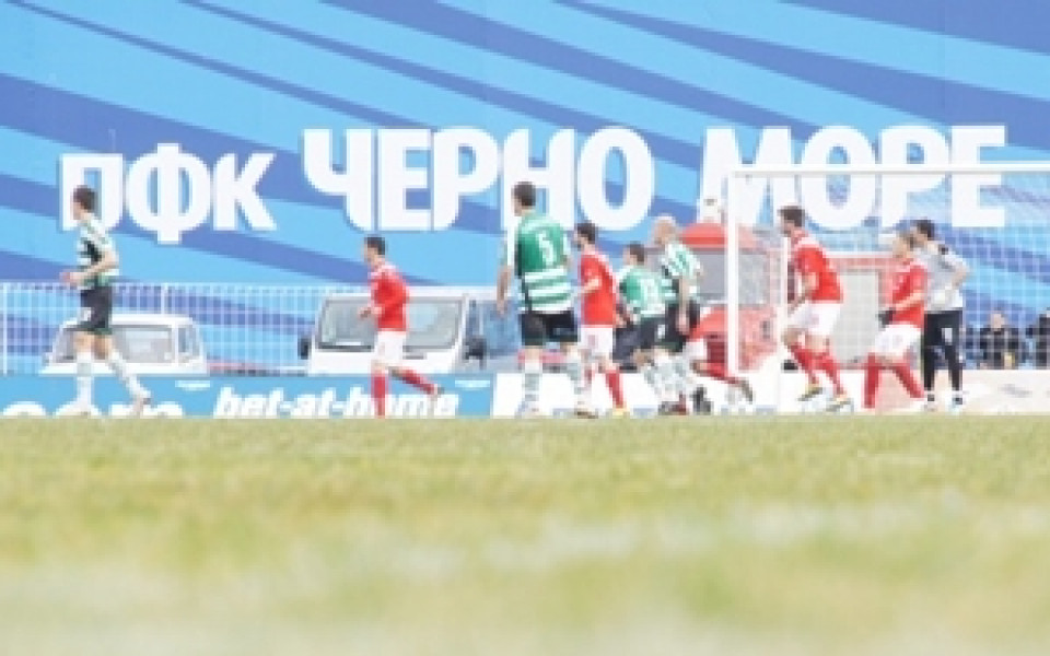 Едногодишна забрана за посещение на мачове на фен на Черно море