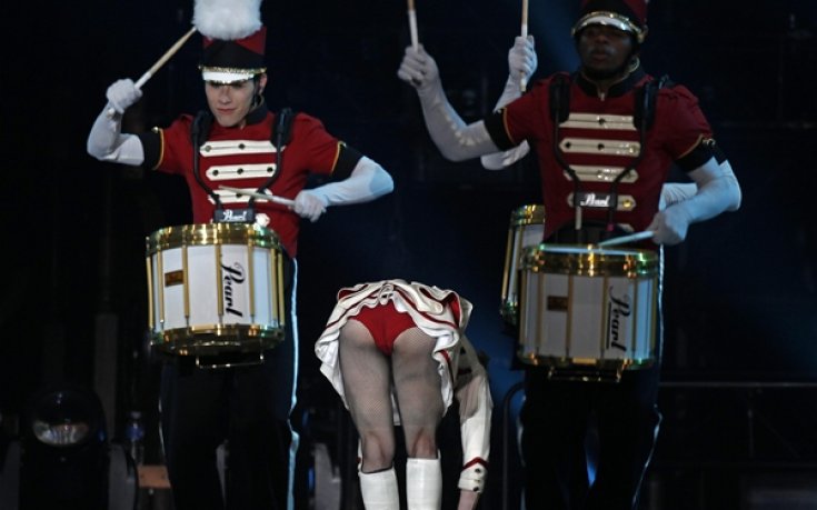 СНИМКИ: Мажоретката Мадона предизвика критична вълна