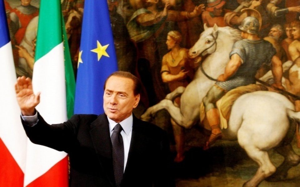 Берлускони си изкълчи рамото и китката