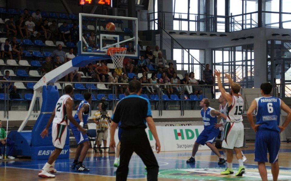 ВИДЕО: Обстановката в зала „Арена Самоков“ преди решителен мач за баскетнационалите