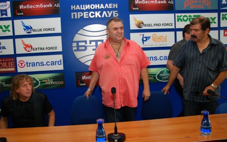 СНИМКИ: Дучето се оттегля от председателския пост на фенклуба на ЦСКА