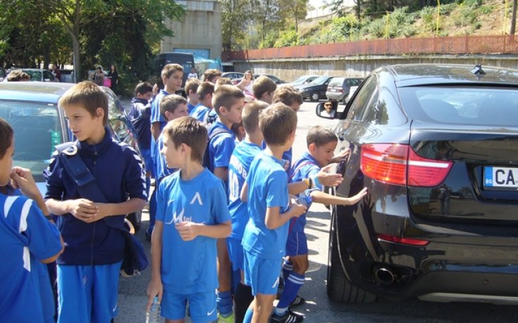 СНИМКИ: Хлапетата от отбора на Топчо атакуват футболистите на Левски