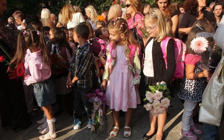 Над 60 000 първолаци тръгват на училище днес.