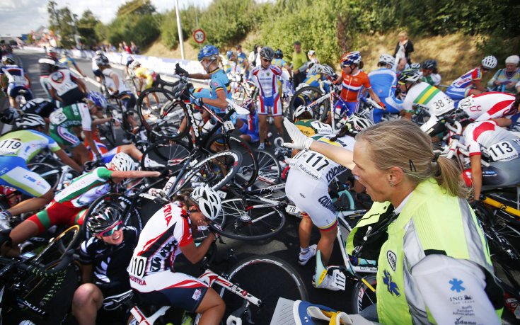 СНИМКИ: Масова катастрофа по време на Световното по колоездене