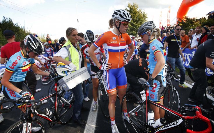 СНИМКИ: Масова катастрофа по време на Световното по колоездене