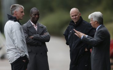 Майкъл Джонсън помага на Арсенал