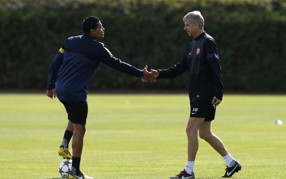 В Арсенал забраняват ръкостискането заради вирус?