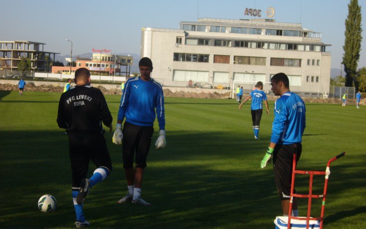 СНИМКИ: Млади вратари тренират с Левски