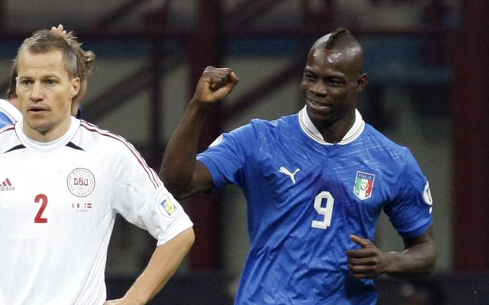 ВИДЕО: И Италия игра с 10 срещу Дания, но успя да спечели