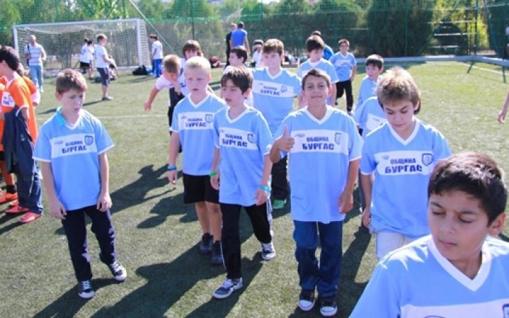 СНИМКИ: Детски футболни емоции завладяха Бургас