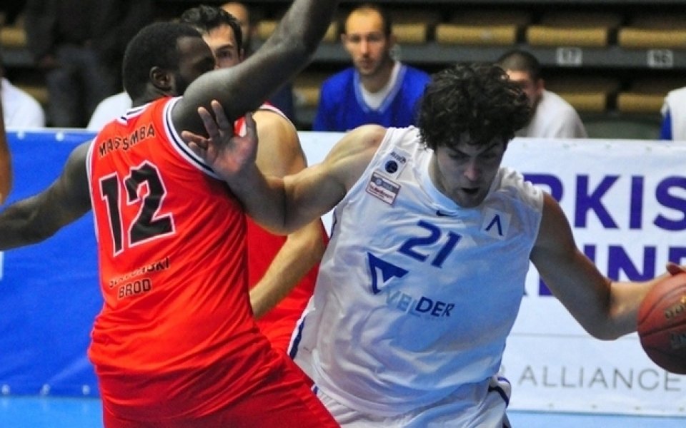 Левски без Павел Иванов, контузен център и агресивни фенове са тревогите преди Куманово