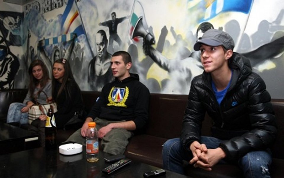СНИМКИ: Антонио Вутов се облече като ултрас за срещата си с феновете на Левски