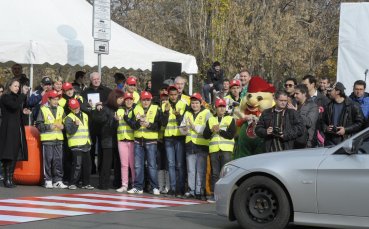 Професионални пилоти направиха демонстрации по повод кампанията „Спри, детето запази!”