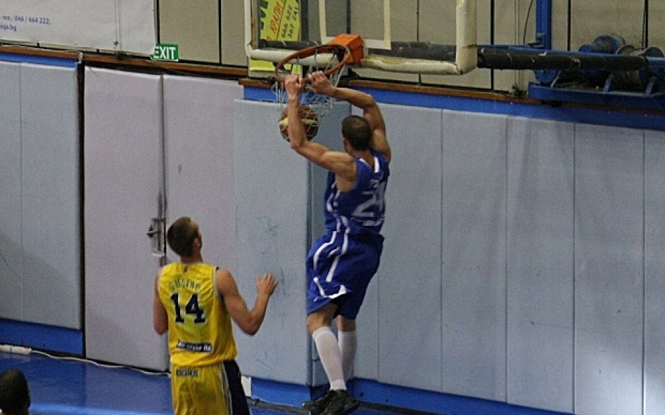 Силно второ полувреме стигна на Левски в Ямбол