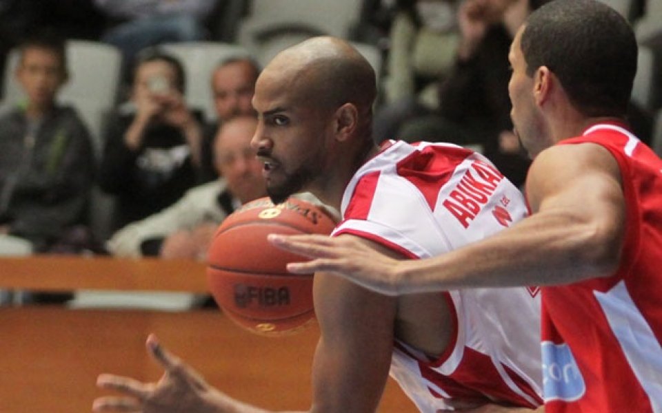 Абукар издълба дупка в дъното - наред със слабите игри го хванаха да кара пиян