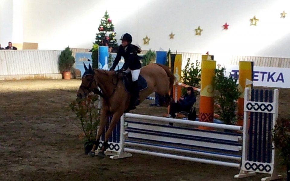 Българските ездачи блестят на международно коледно шоу по прескачане на препятствия