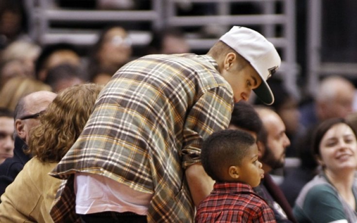 СНИМКИ: От първия ред: Джъстин Бийбър като детегледачка, Риана се гушка с Крис Браун