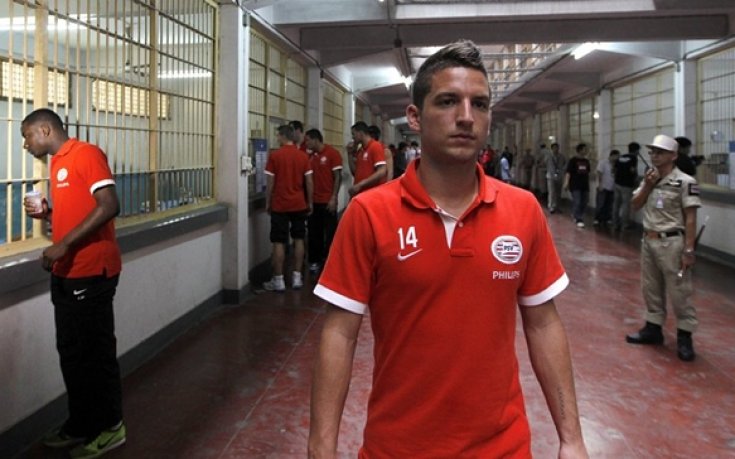 СНИМКИ: Манолев се озова в затвора, заедно с целия отбор на ПСВ