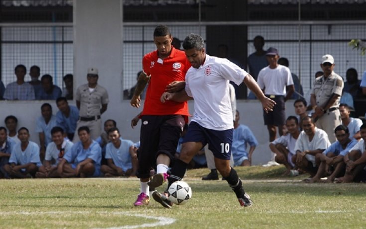 СНИМКИ: Манолев се озова в затвора, заедно с целия отбор на ПСВ