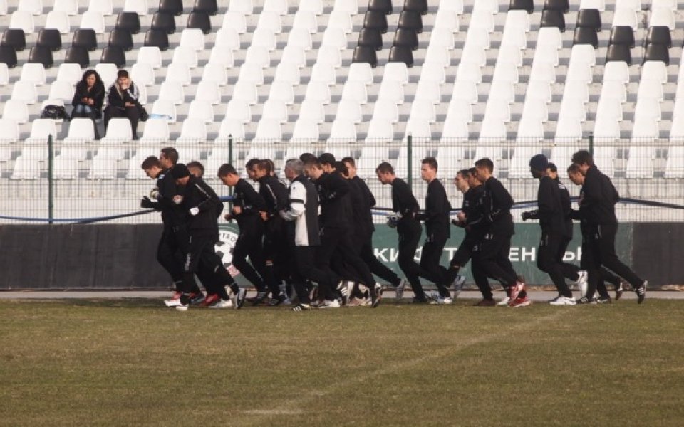 Юноша на Левски и младежки национал на Еквадор тренират с Локо Пд