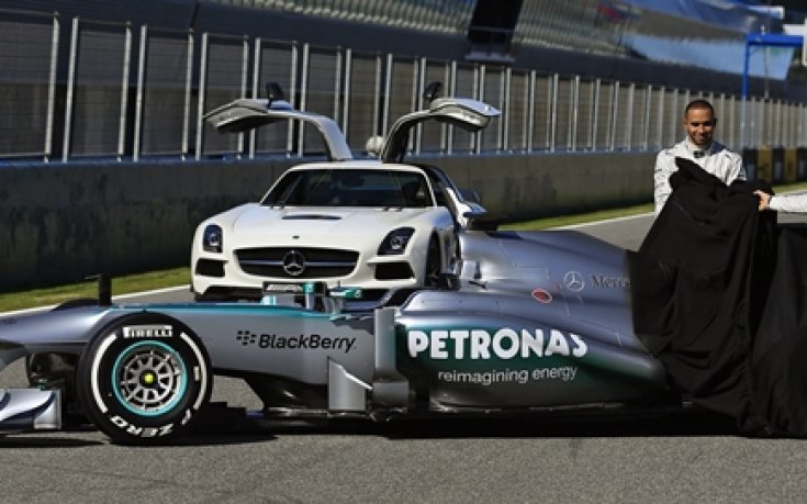 СНИМКИ: Люис Хамилтън представи новия болид на Мерцедес